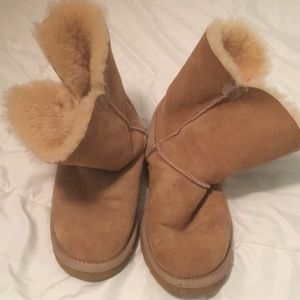 Light Beige Women’s UGGS Size 7/8